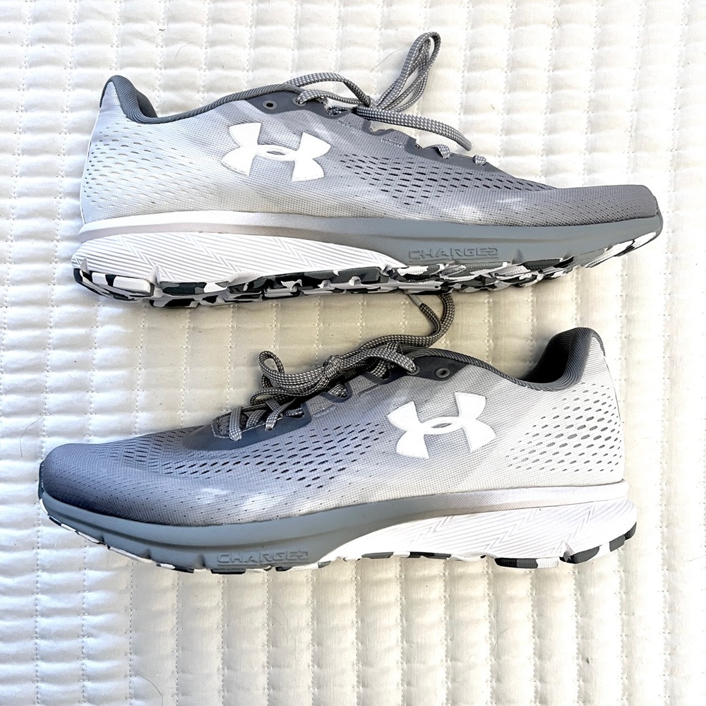 NWOT Men’s Under Armor Charged Sneakers